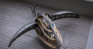 自転車の墓場から羽ばたいたテントウムシ。中国の移動式マイクロ図書館