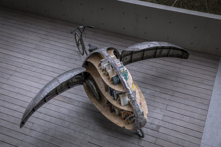 自転車の墓場から羽ばたいたテントウムシ。中国の移動式マイクロ図書館