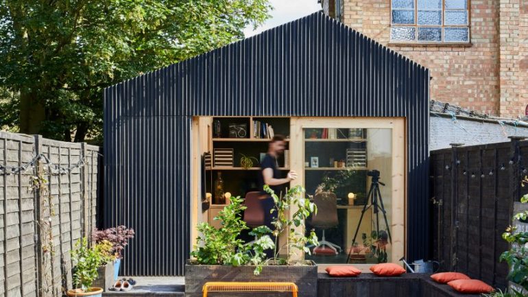 新しい働き方と暮らし方を自宅の庭に建てた建築事務所で実現！