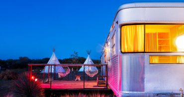 砂漠のアートな観光地でノマド宿泊。テキサス州マーファの「El Cosmico」
