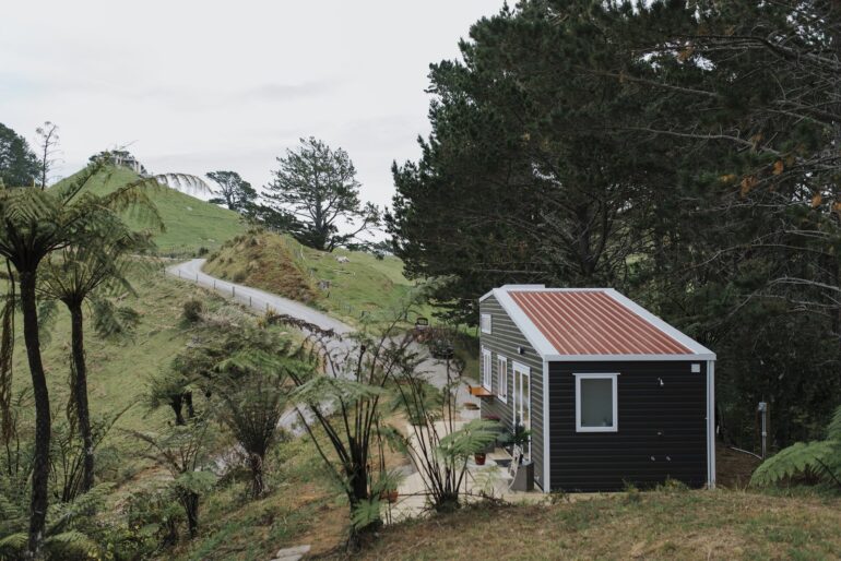 美しいニュージーランドの風景を眺めるタイニーハウス「Cherry Picker tiny house」
