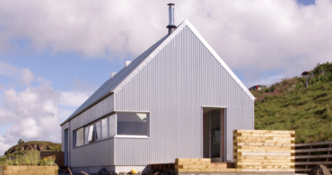 セルフビルドで建てられたアルミニウムの別荘「Tinhouse」