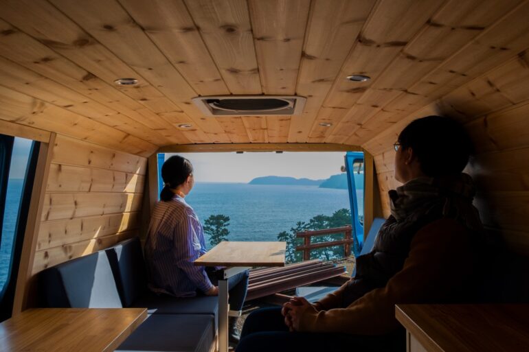 【YADOKARI×JR東日本スタートアップ】可動産で無人駅滞在と地域移動の実証実験「動く〇△□」3月20日開始！