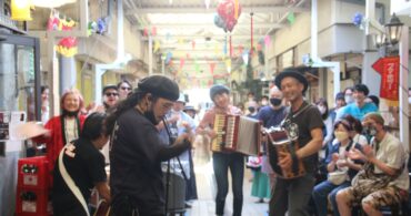 鶴川団地 暮らしレポートvol.11 歌って踊って、食べて飲んで、楽しむ蚤の市