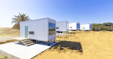 海辺や島の設置も安心！YADOKARIのオリジナルトレーラーハウス「Tinys INSPIRATION」から塩害対策仕様モデル、宿泊施設用オプションをリリース