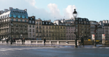 未来の街並みを眺めるパリのバルコニー