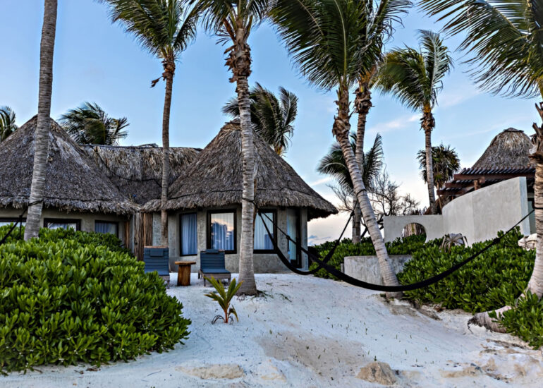 海と共生できる「パラパ」とは？～メキシコの伝統建築を日本のビーチサイドハウスに～