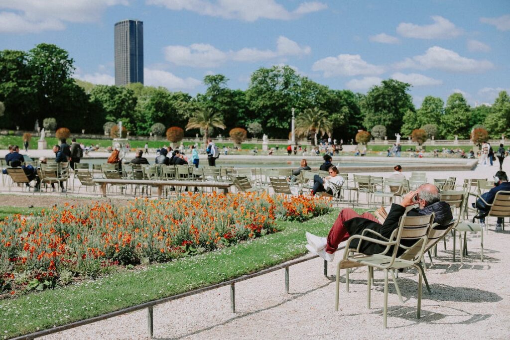 好きな場所でくつろぐ贅沢。パリの公園から世界に広がる「リュクサンブールの椅子」
