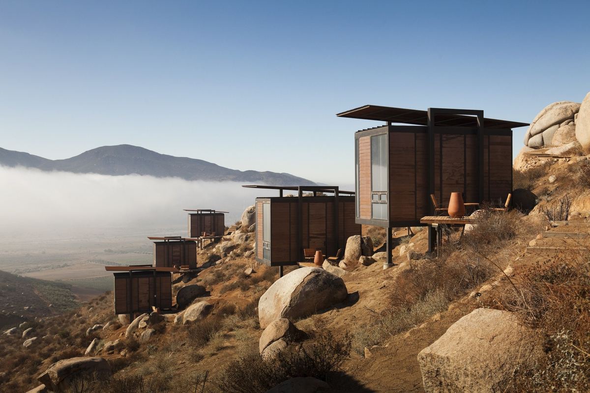 【海外事例】広い谷に、小さな居場所を点々と。メキシコ・ワイン産地の小屋の宿「Encuentro Guadalupe Hotel（Endémico Resguardo Silvestre）」