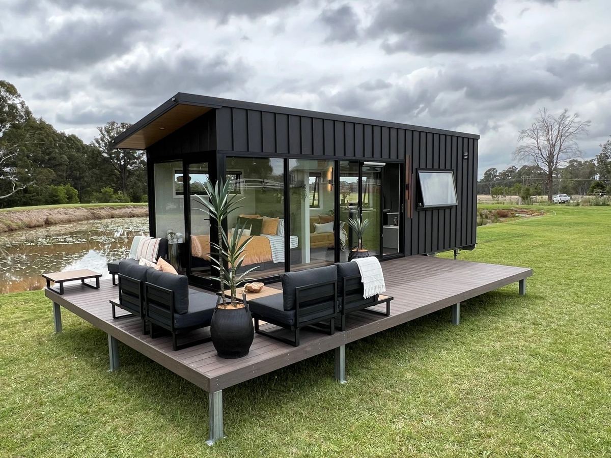 【海外事例】ガラスに包まれて、朝を迎える家。オーストラリア発のトレーラーハウス「Jamison 8.4 Tiny Home」