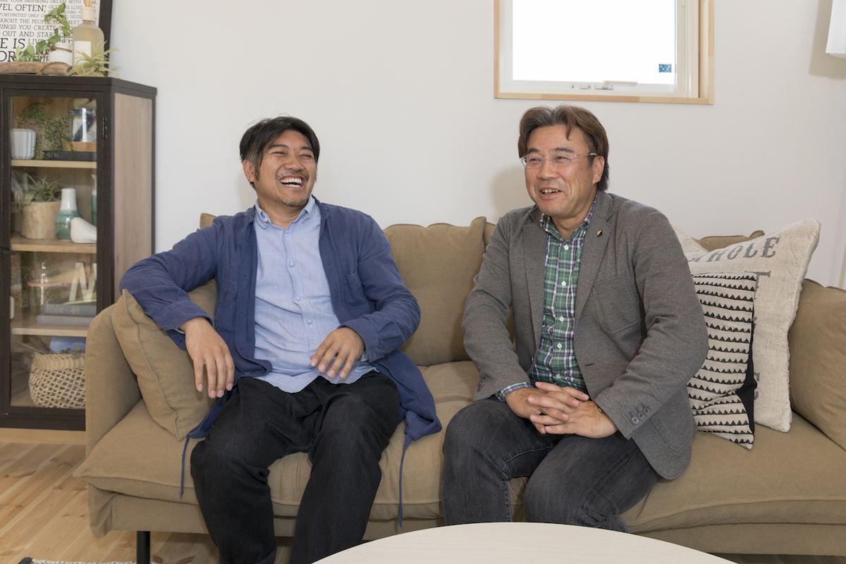 ソファで話す二人の男性