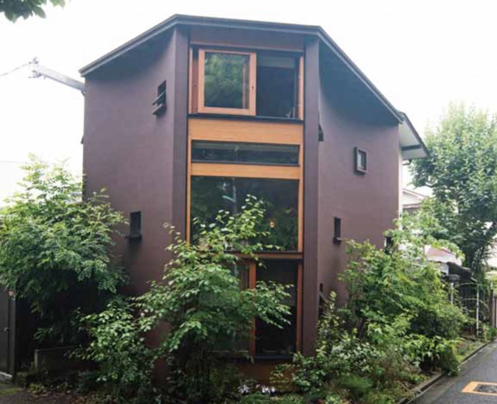 木々の中に建つ細長い小屋