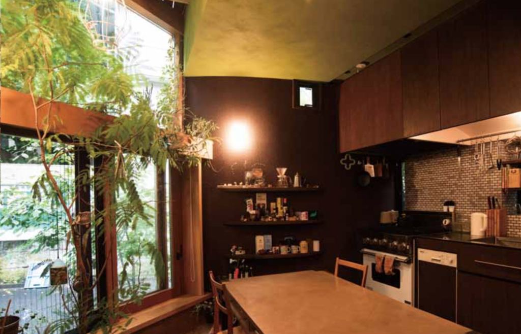 窓辺に植物のある小屋のダイニングキッチン