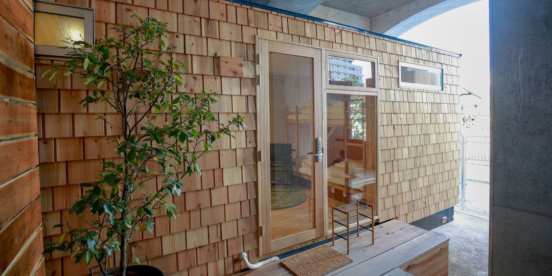 木の外壁のトレーラーハウス。置いて暮らす・使うための住まい