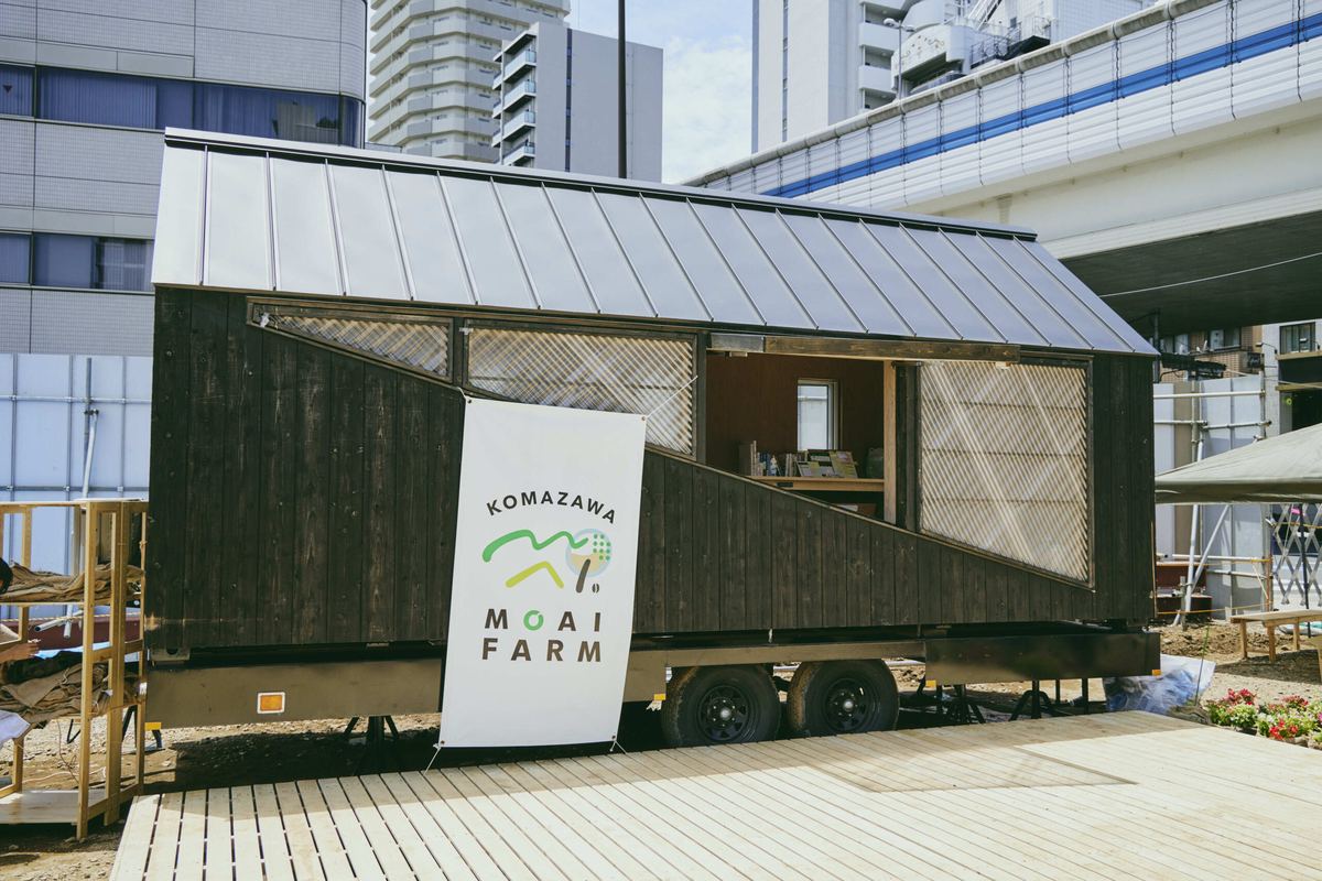 イベントのオフィスとして置いた、木の外壁のトレーラーとウッドデッキ