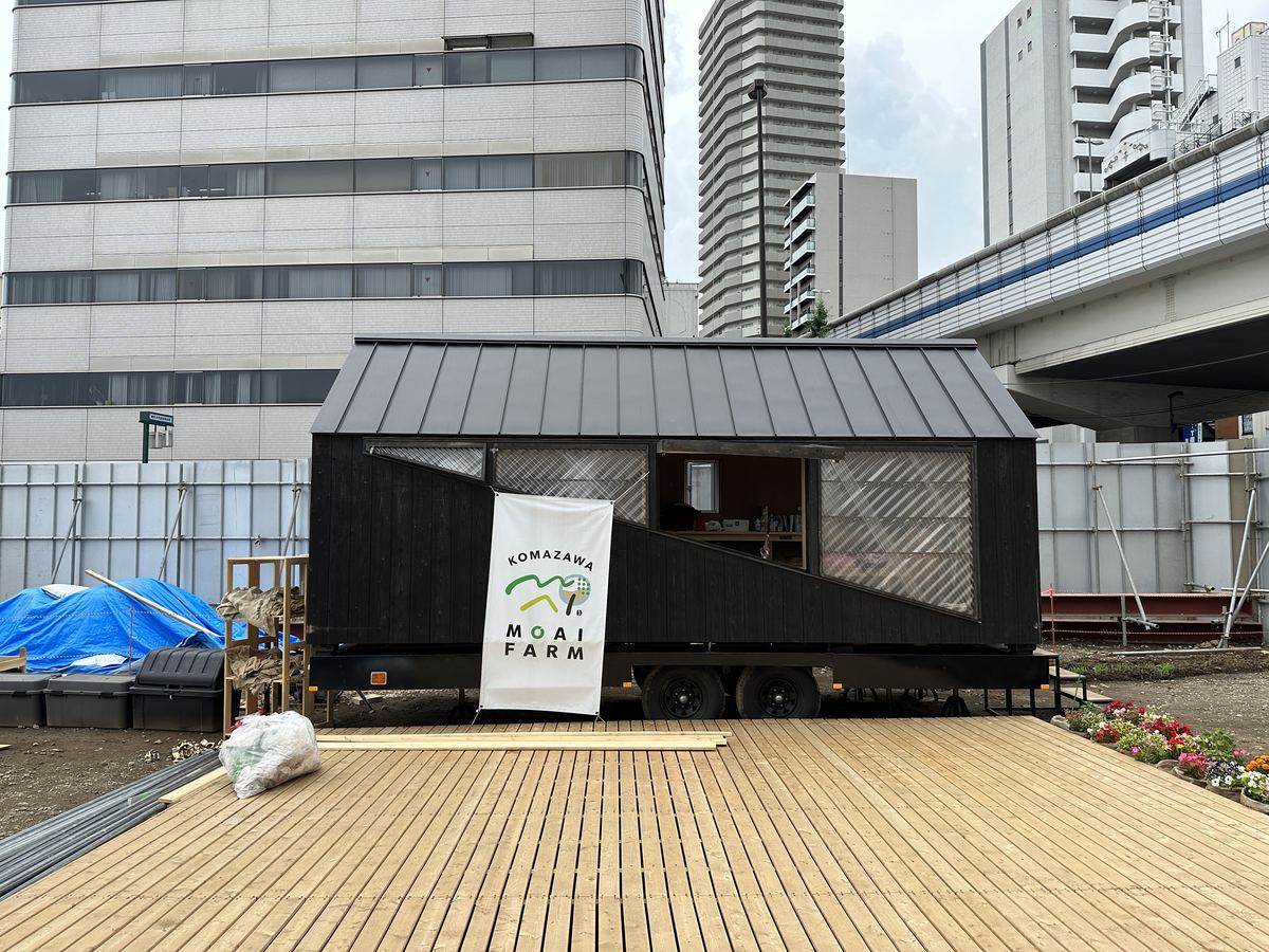ウッドデッキと黒い屋根のトレーラー