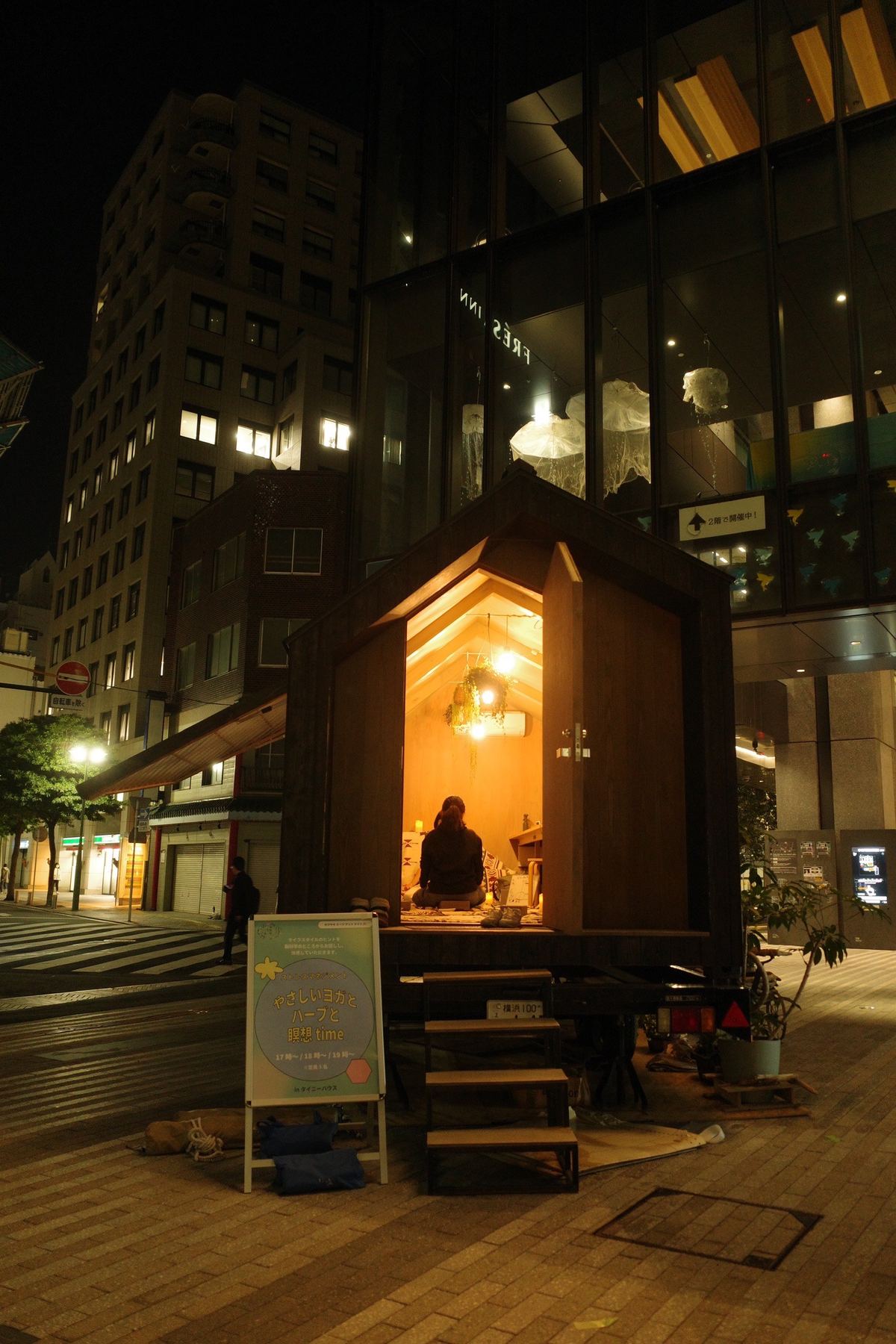 夜の街に明かりが灯る小屋