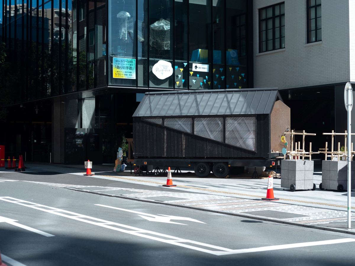 ビル街の歩道に置かれた小屋