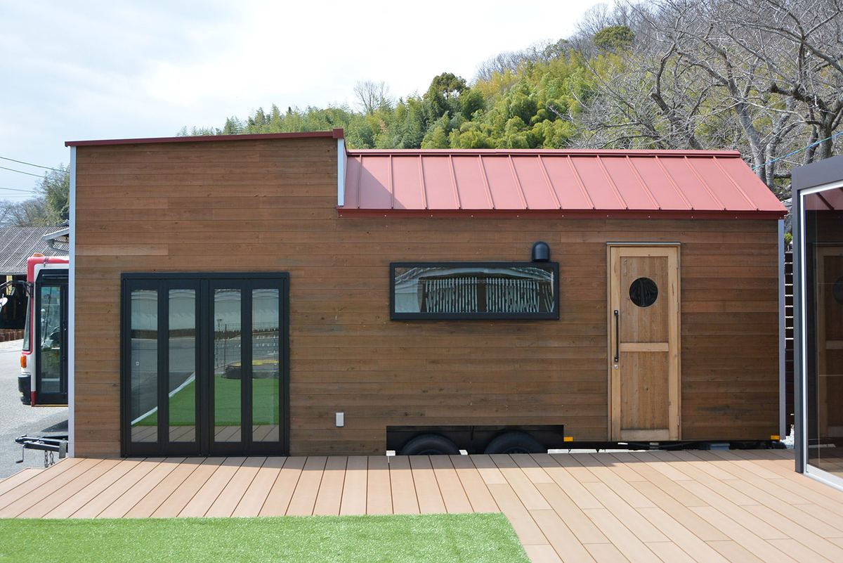 赤い屋根の木のトレーラーハウス