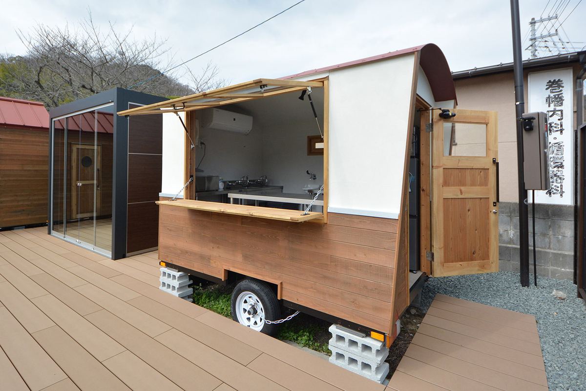 窓を開けた小型トレーラー店舗