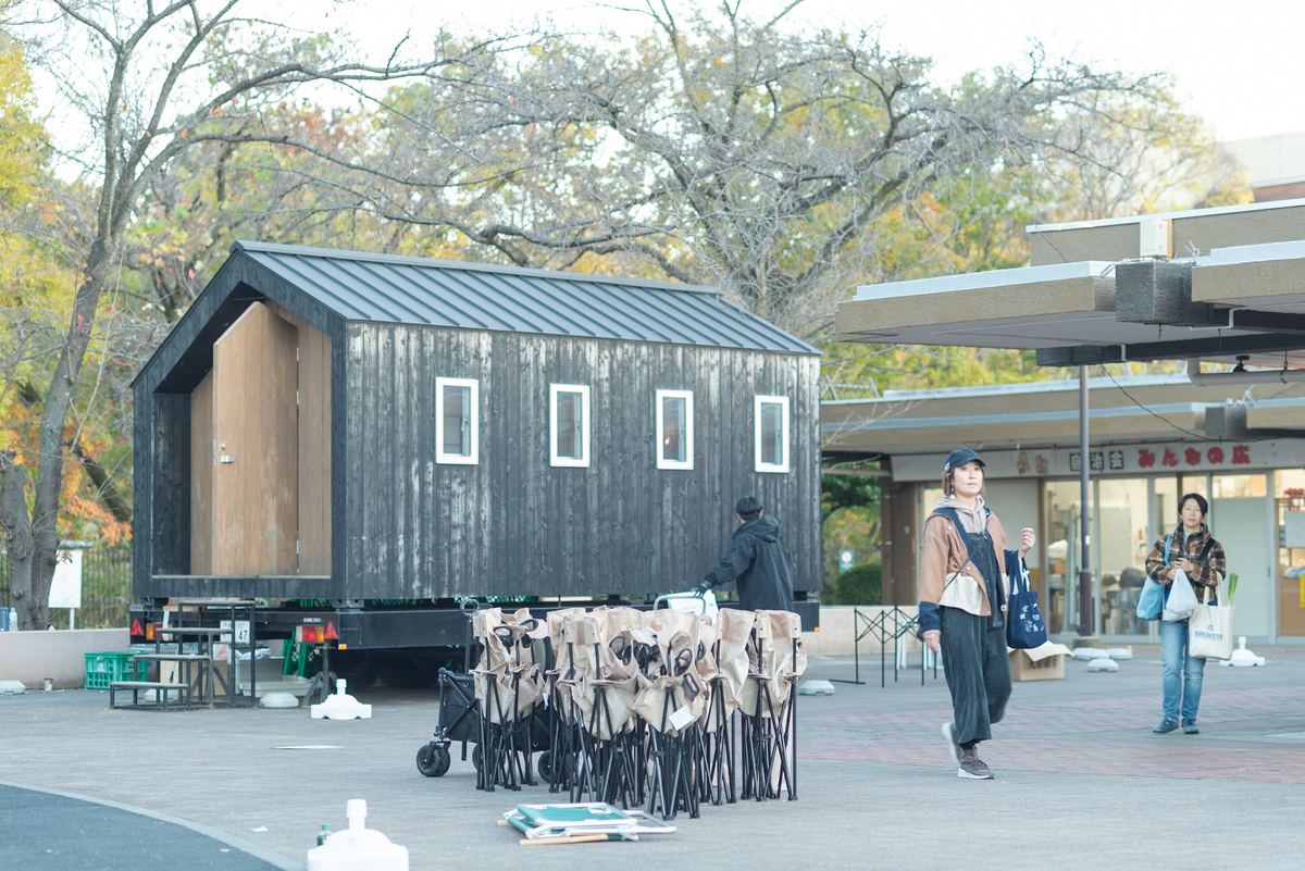 公園に置かれた黒い外壁のタイニーハウス