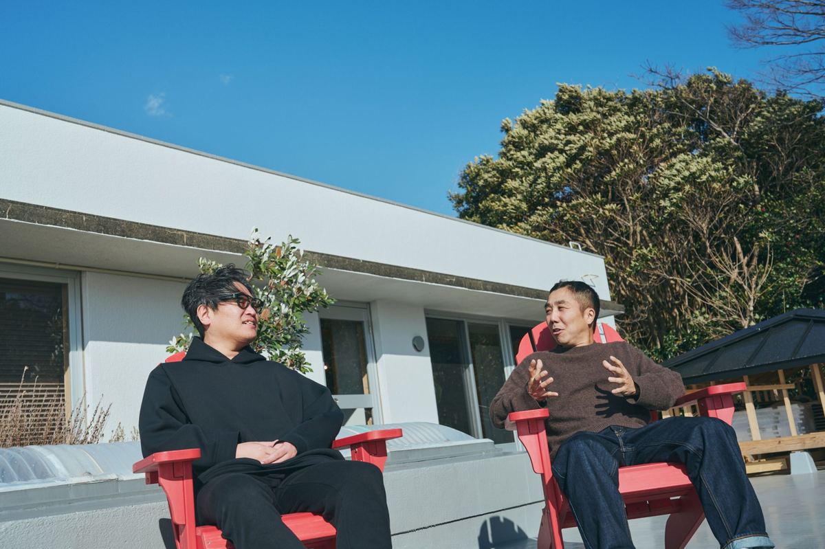 屋上の椅子で話す二人