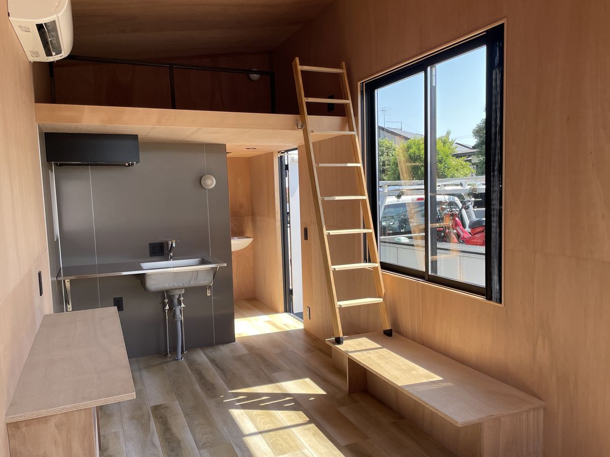 はしごとシンクのある、展示車両の木の室内