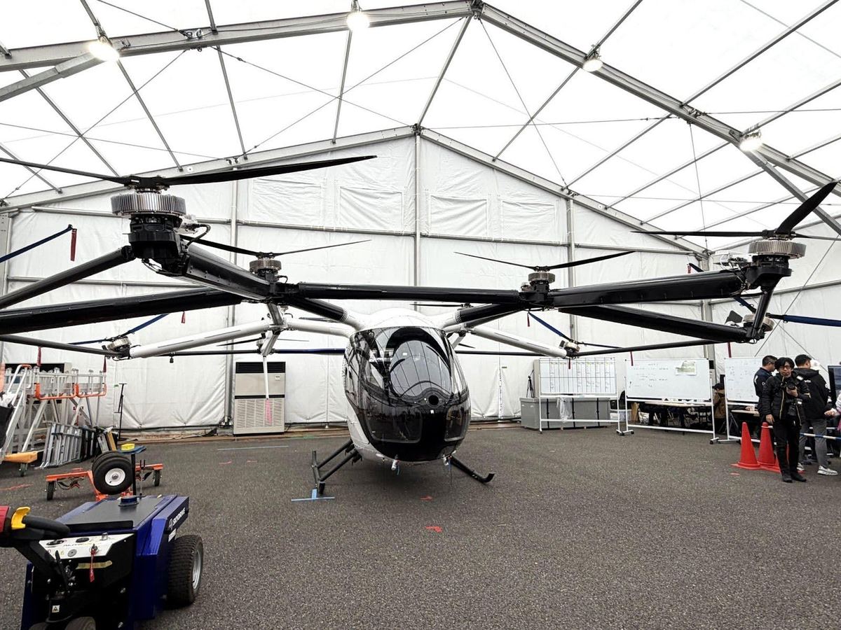 テントの中に展示された、空飛ぶクルマの機体