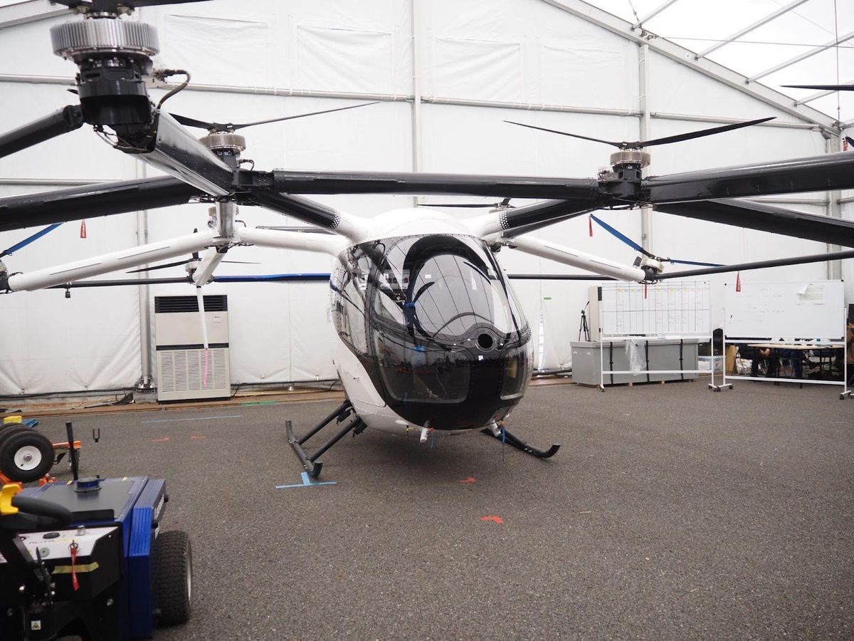 テントの中に置かれた、白い空飛ぶクルマの機体
