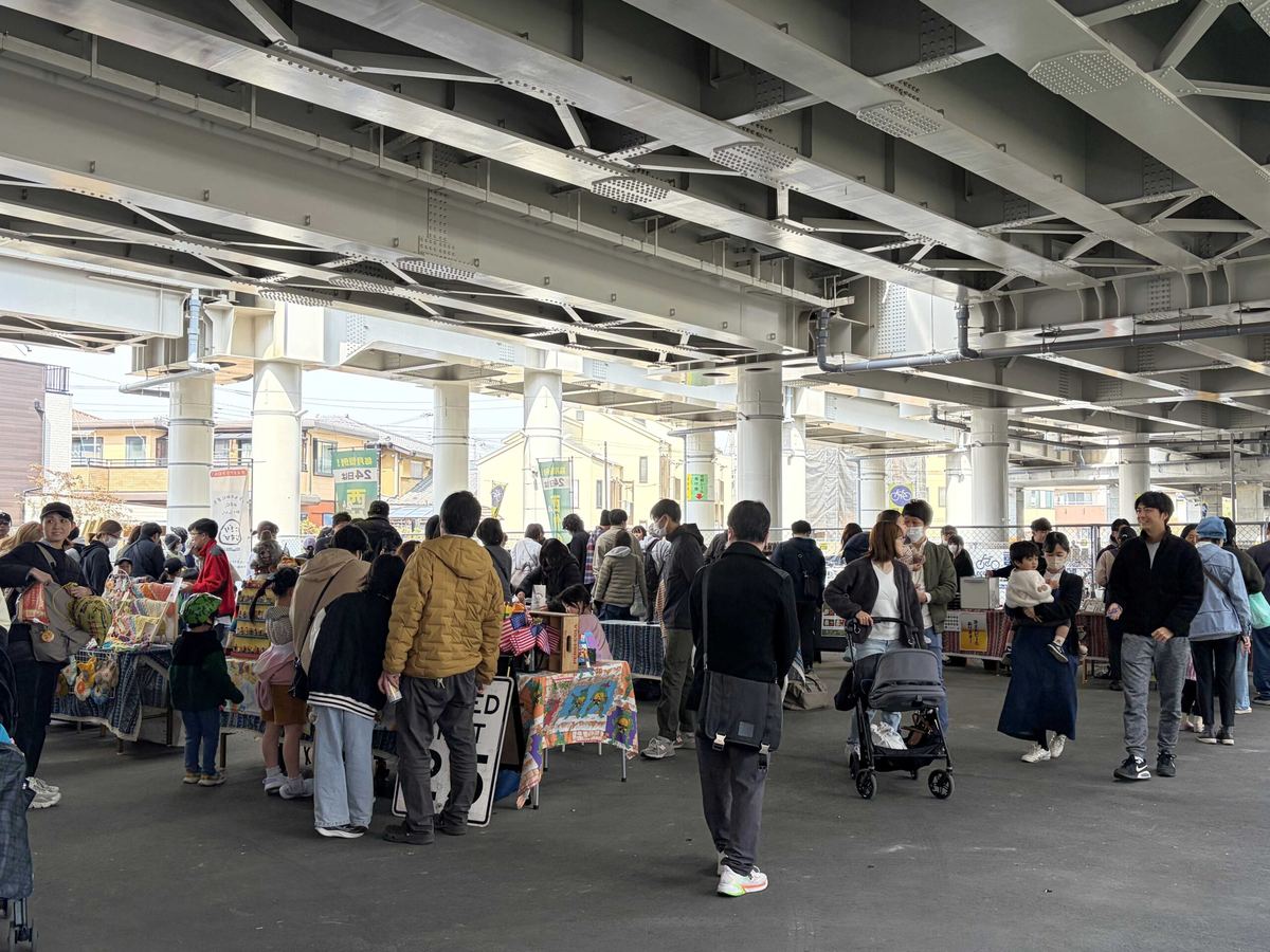 高架下のマルシェににぎわう人たち
