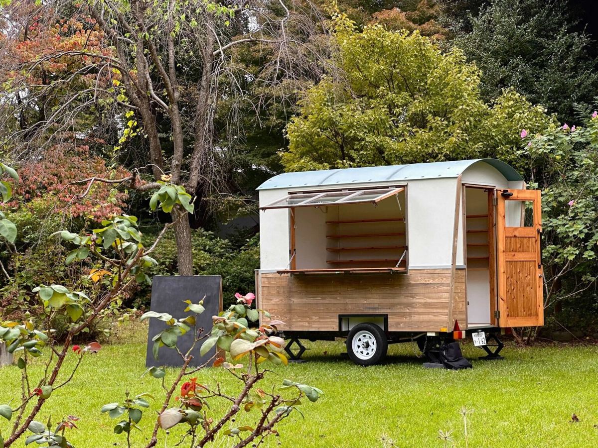 庭に置かれた、木の外壁の小型トレーラー「ROADIE mini」