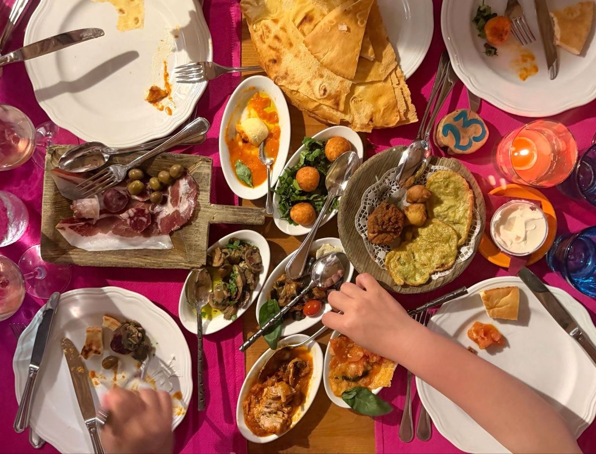 テーブルいっぱいに並んだ、イタリアの家庭料理