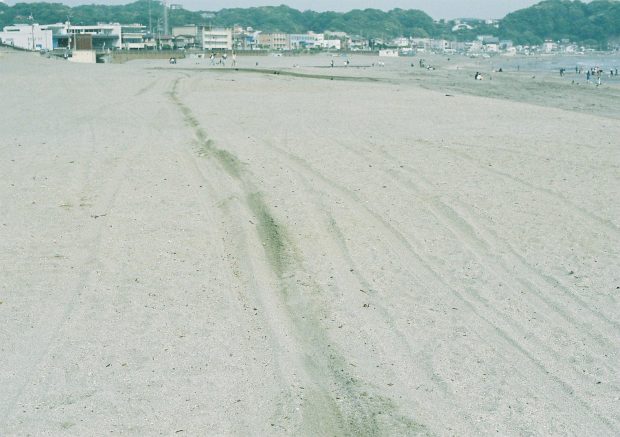 靴に砂がはいったって気にしない。
