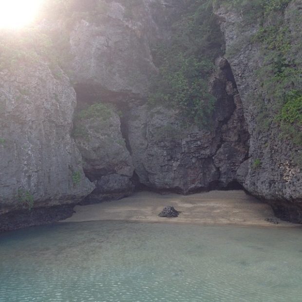 大きな岩、大和ブー岩の近くにある『紅の豚』に出てきそうな小さな浜辺。