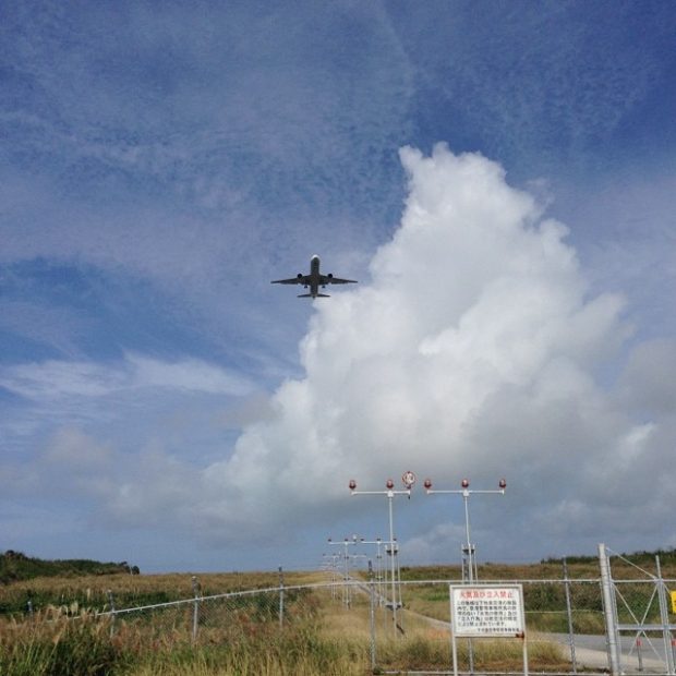 旅立つ直前に見れた飛行機のタッチアンドゴー。間近に見る飛行機は大迫力でした。