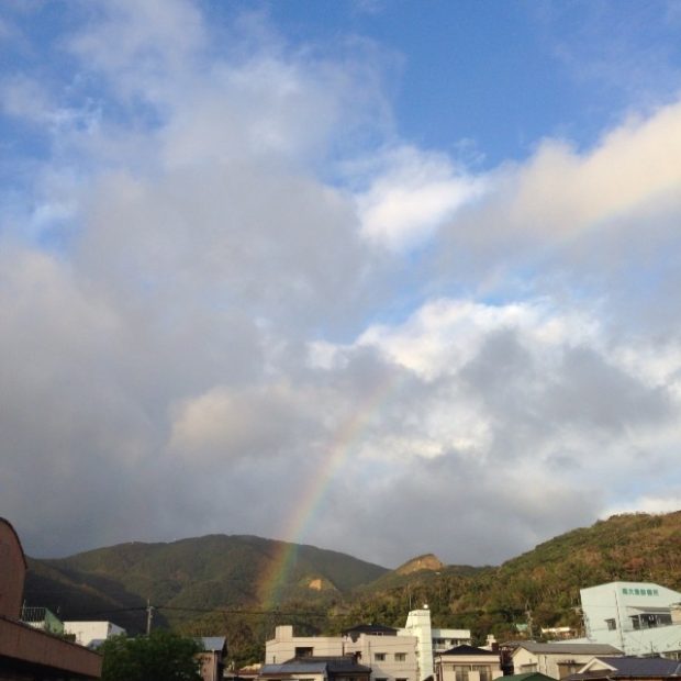 雨上がりに虹を見つけて、思わず近くにいた方と追いかけてみたり。