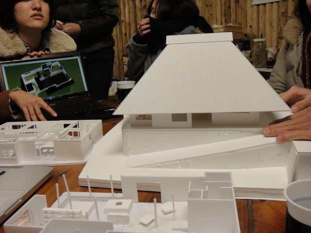 模型を作って、どんな物件を作るか議論を重ねる参加メンバー。