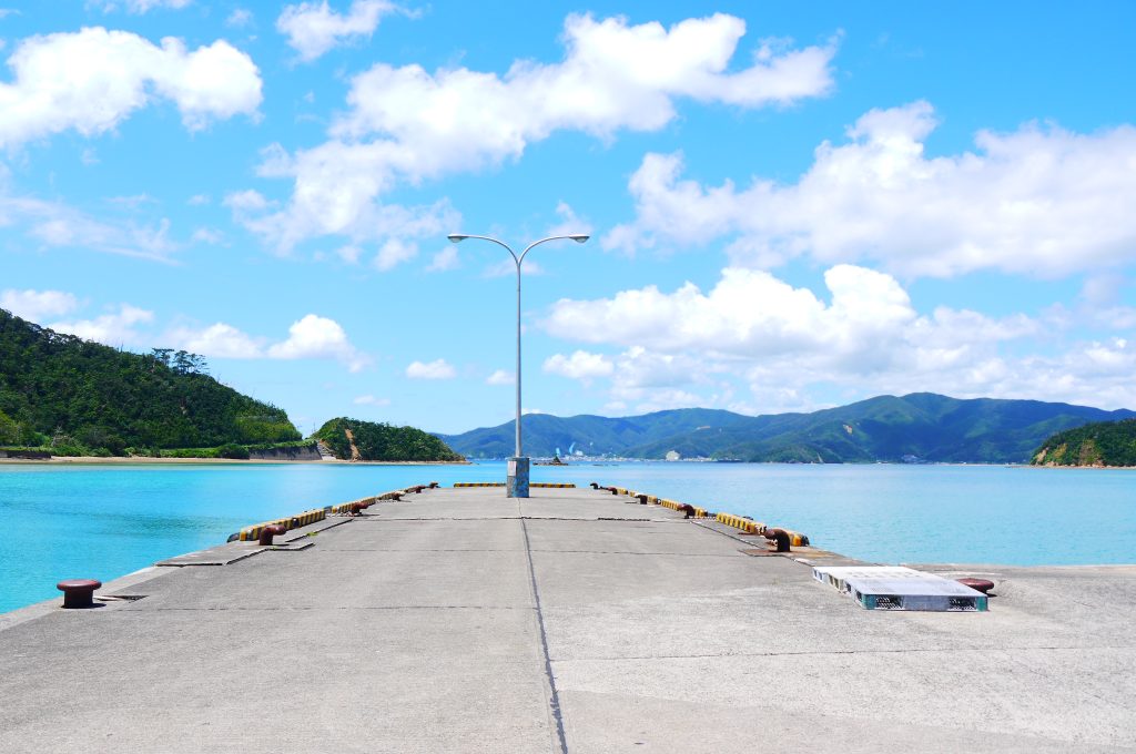 私の家の最寄りの港、生間（いけんま）港。この景色を見ていれば時間はあっという間に過ぎていきます。
