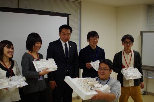 模型を持って町長さんにプレゼンをし……。