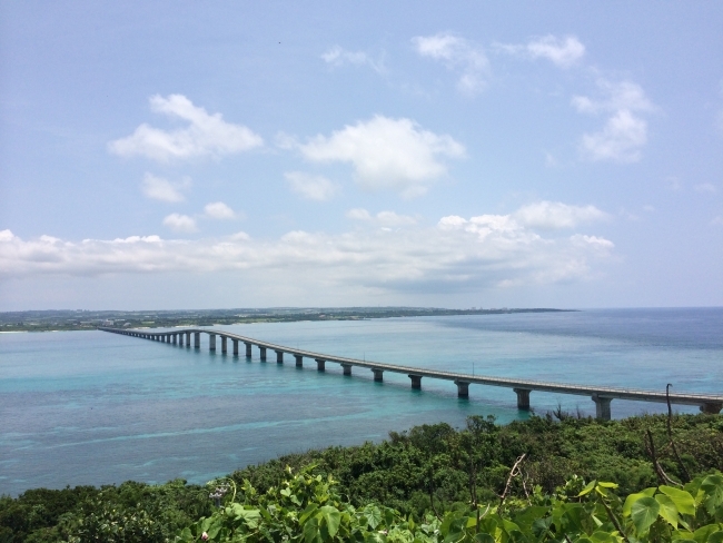 宮古島から来間島につながる来間大橋。ここを車で飛ばすのはすごく気持ちがいい!