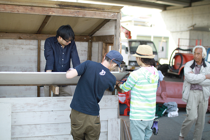 小屋部発起人であり部長の唐品さん(左)「パパ、今日もいい小屋作ってるよ!」