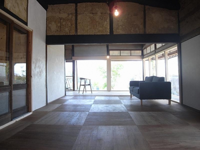 床を張ってぐんと明るい印象になった室内。天井も高くなりました。