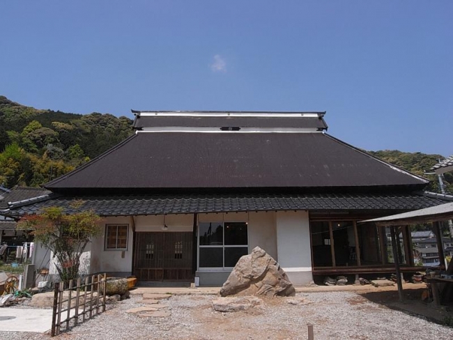 屋根を吹替え、サッシ窓を木枠にし、草ぼうぼうだった庭も整え、壁は漆喰で補修しました。