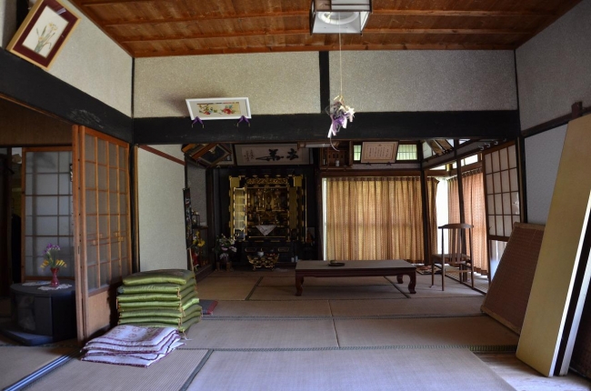 ごく普通の田舎のおうち、という感じだった居間。畳もだいぶ年季が入っていました。