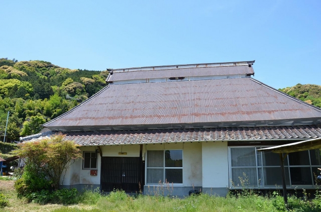 リノベーション前の古民家を正面から。素敵な家ですが、屋根が剥がれていたりするところも。