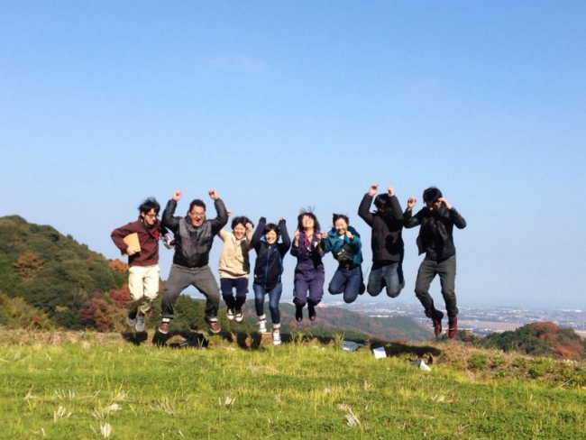 古民家をリノベーションした8人の学生たち。抜群の眺望を誇る現場近くでジャンプ!