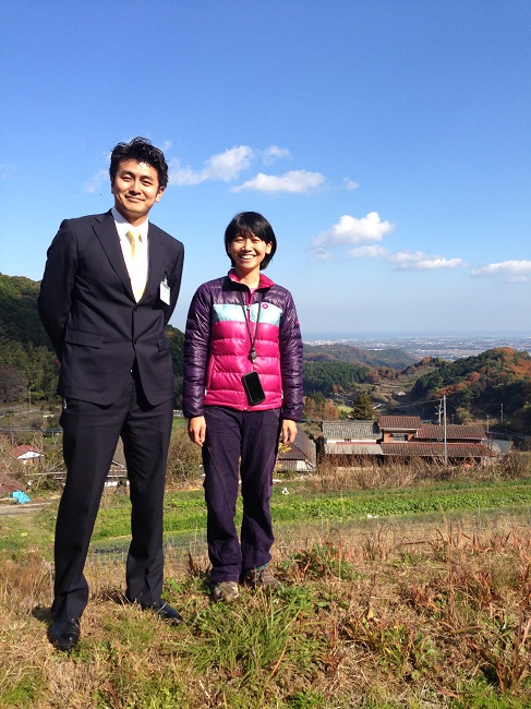 このサロンで出迎えてくれるのは上毛町地域おこし協力隊の西塔元海さん(左)とその奥様ともみさん。