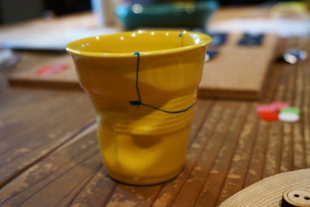 イギリス生まれの画期的なリペア材SUGRU。カラフルな粘土のようなSUGRUで現代の「金継ぎ」を。同系色を使って馴染ませることもできますが、あえて違う色で継ぎ目を目立たせても。