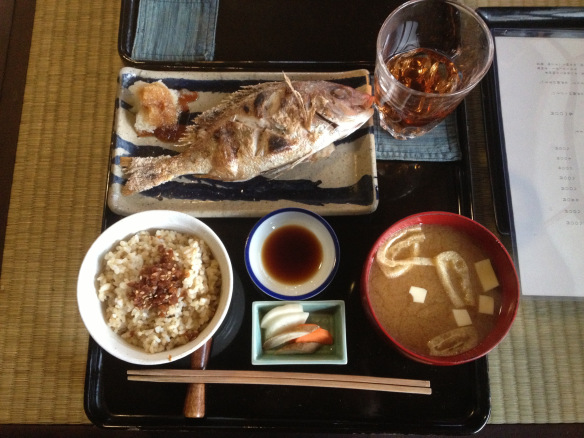 本日の焼き魚定食800円。玄米か白米か選べて、ご飯とお味噌汁はおかわり自由。お得すぎる…!