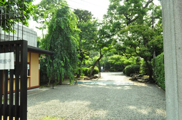 入口からは建物が見えないため、残念ながら存在が薄い。